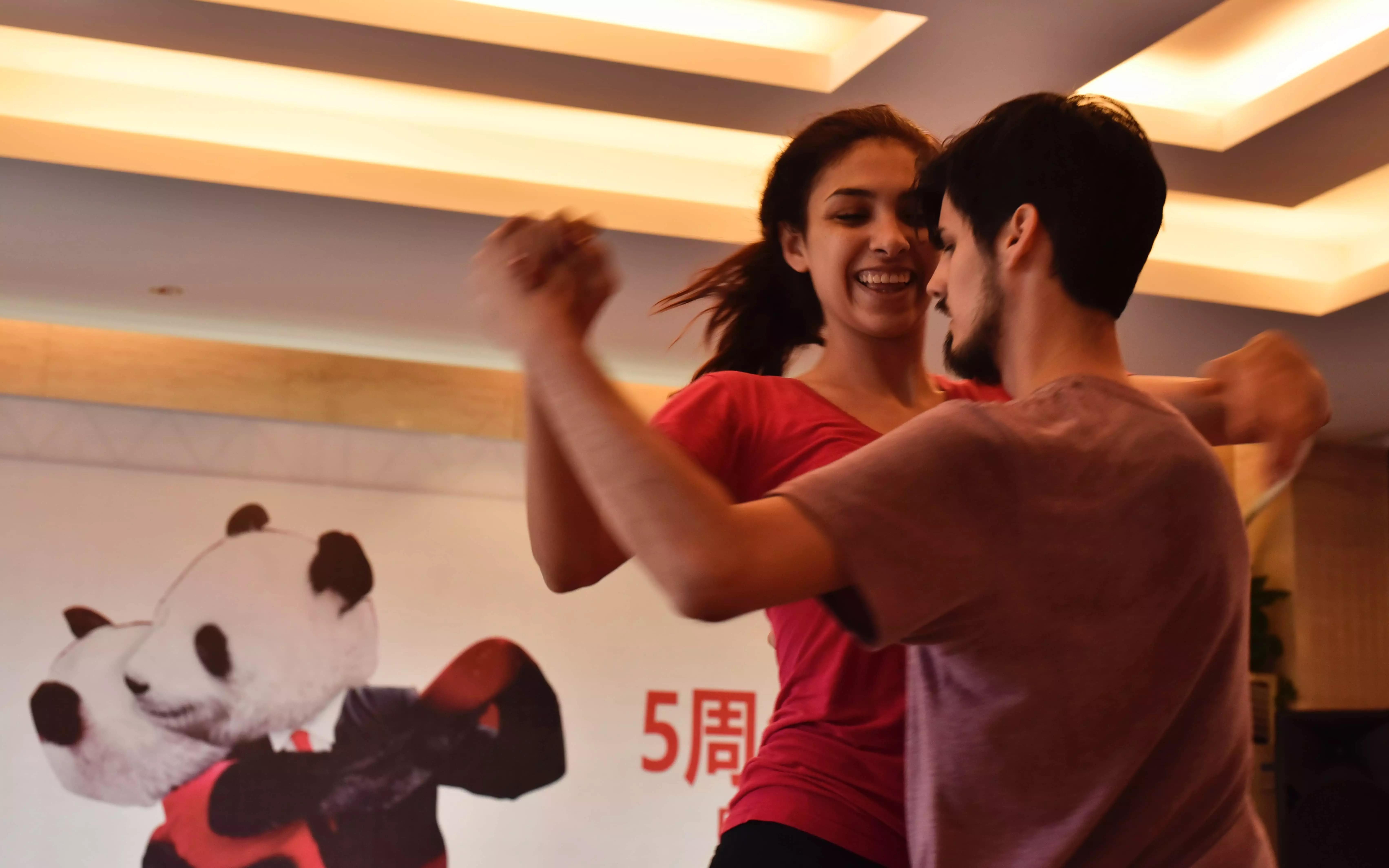 Um casal dançando forró