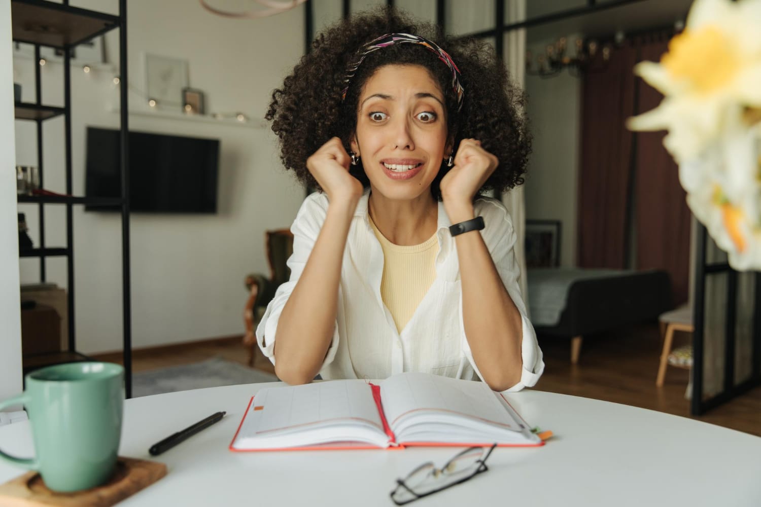 mulher negra com punhos cerrados um pouco estressada