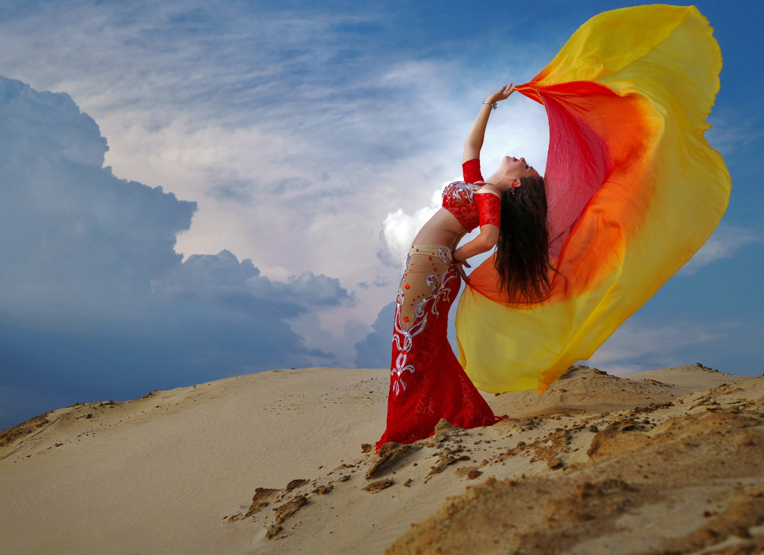 mulher dançando dança oriental no deserto