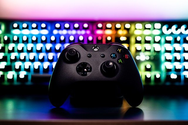 Controle de video game e teclado colorido.