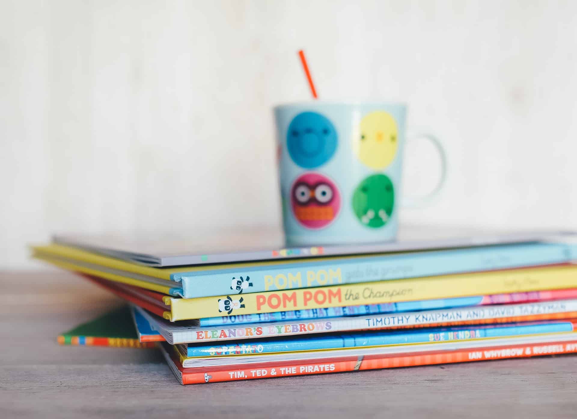 livros de inglês para criança empilhados