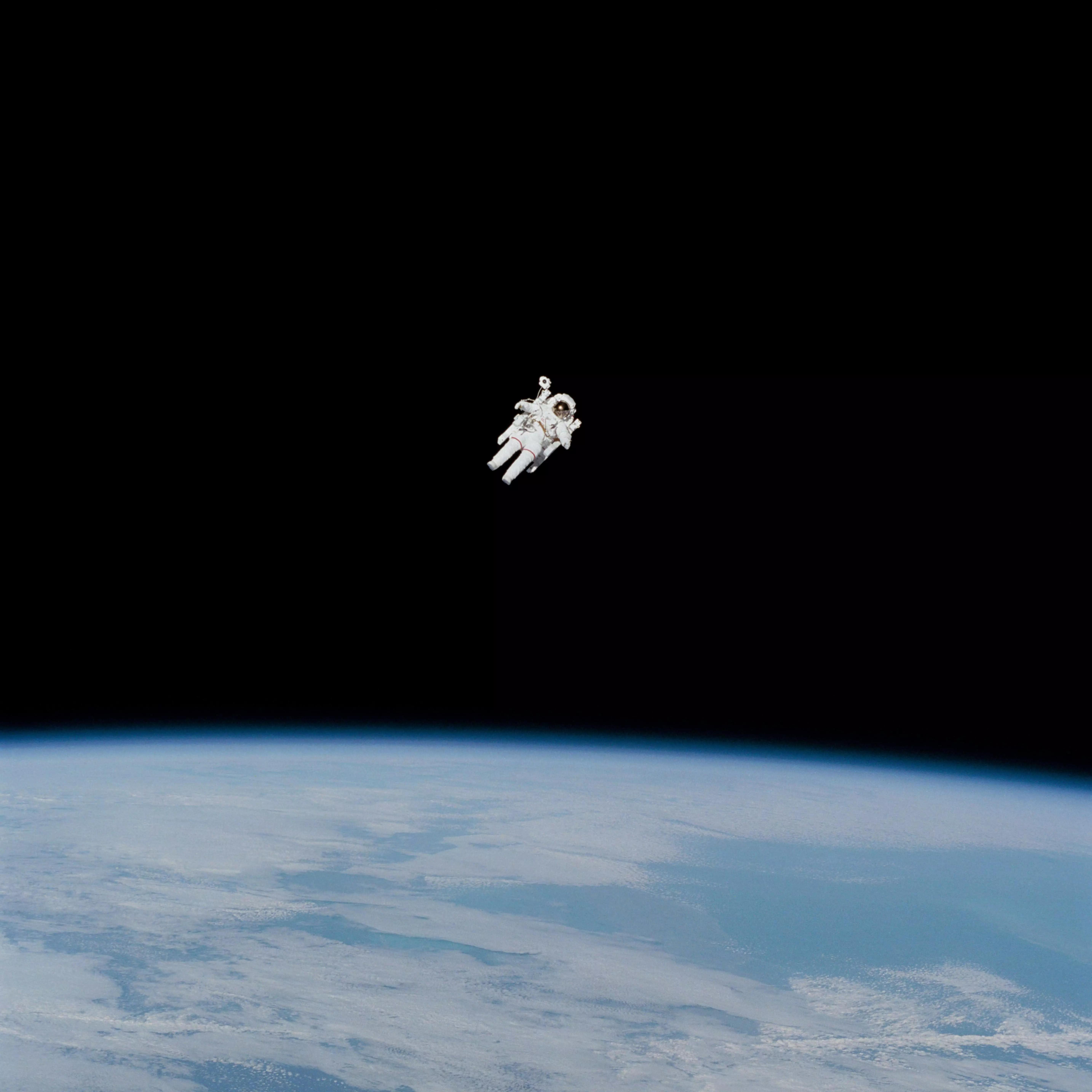 tipos de movimento fisica e o astronauta no espaco