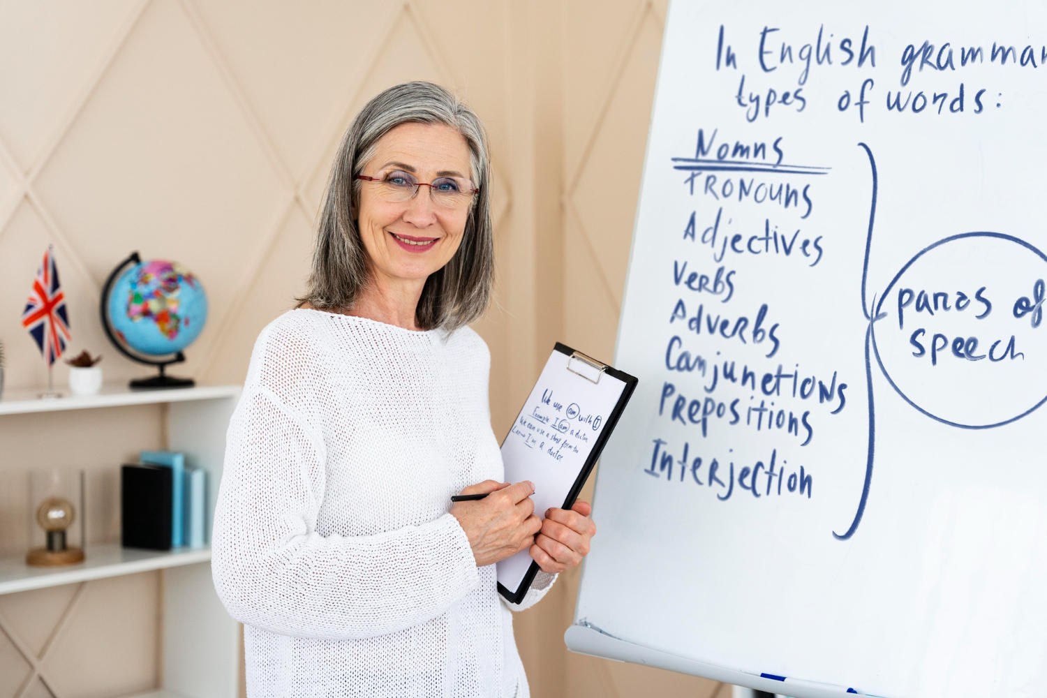 Professora de inglês dando aula.