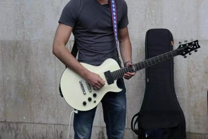 omo tocar guitarra?