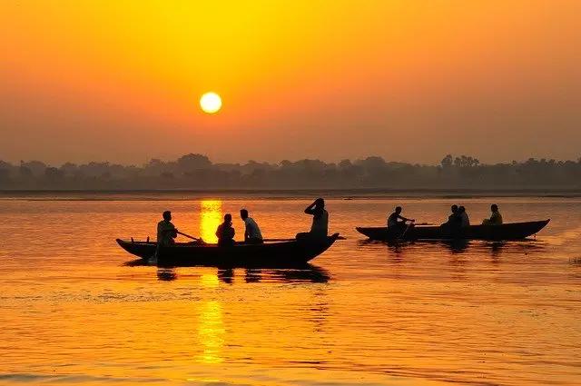 Imagem de barcos no rio Ganges, na Índia.