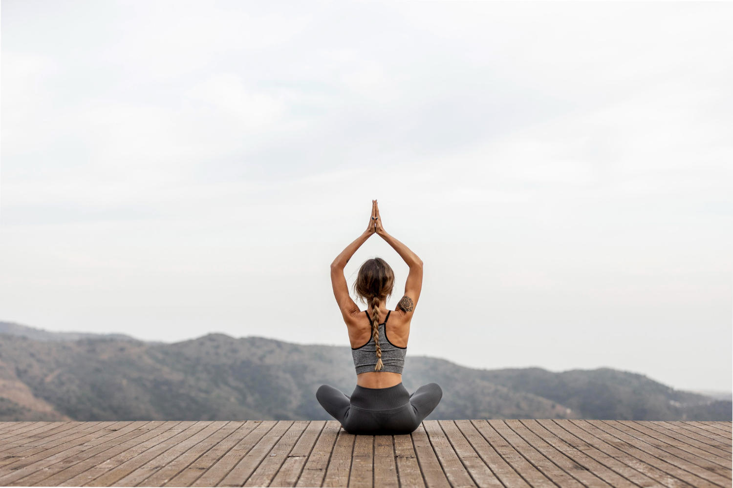 Mulher praticando yogaterapia ao ar livre.