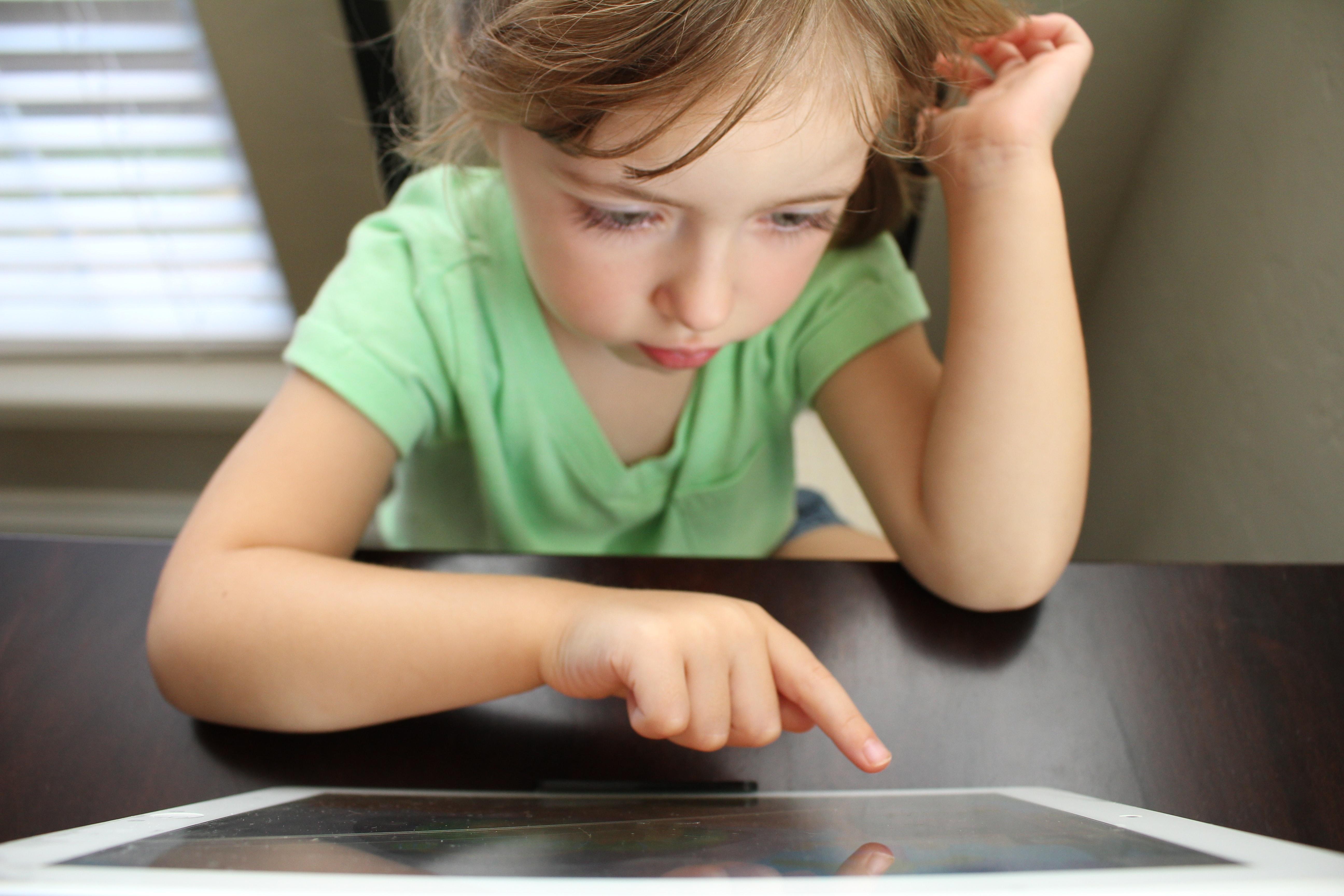 Crianças aprendendo pelo tablet