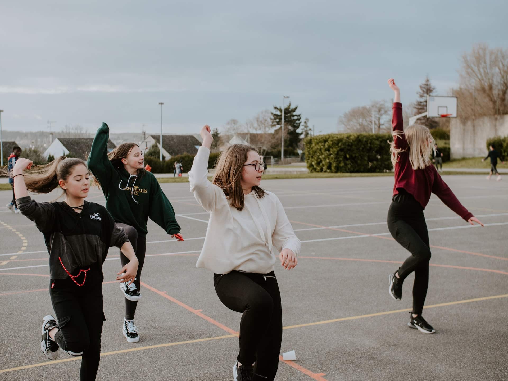 meninas dançando coreografia em um pátio