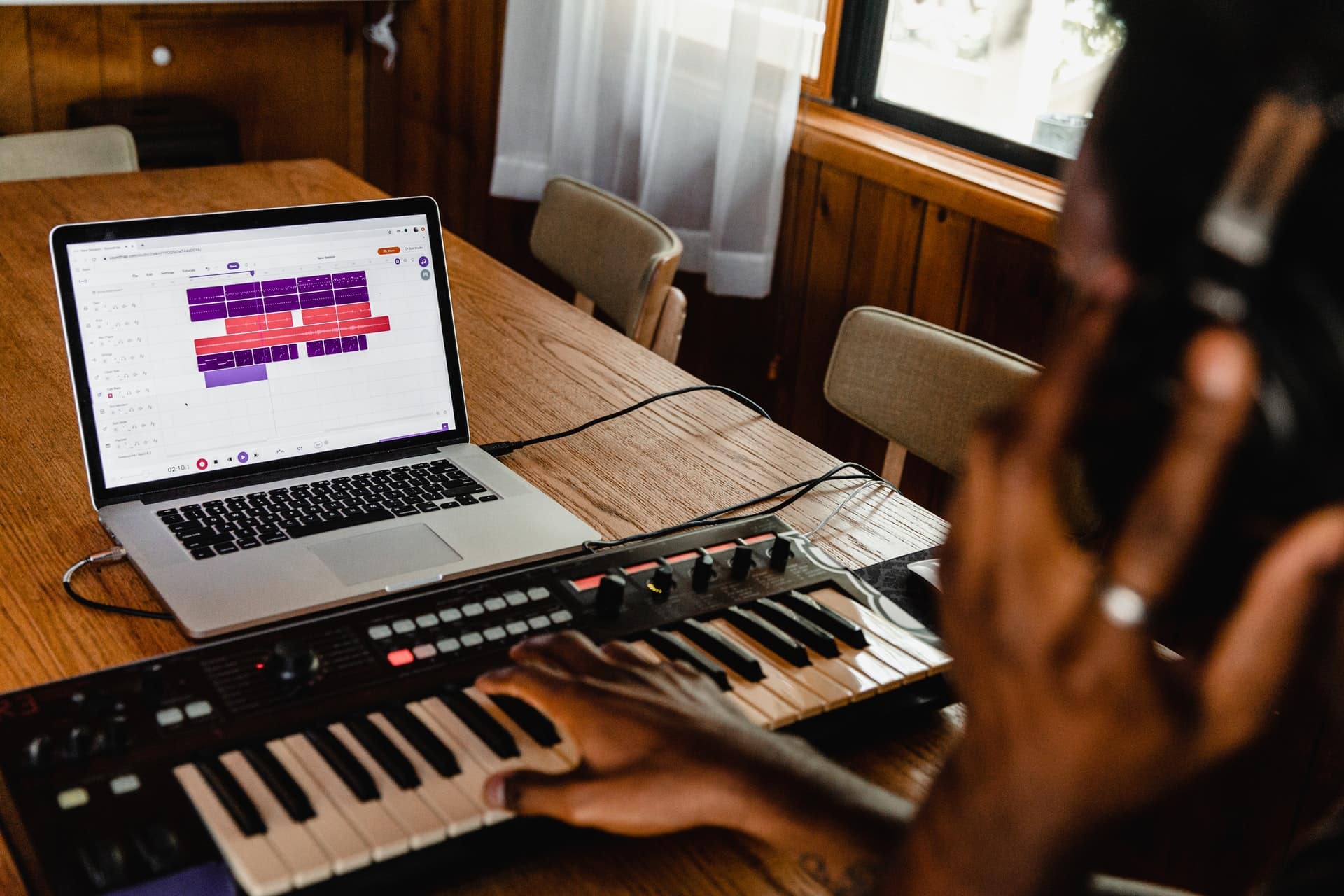 mãos tocando teclado e gravando no computador