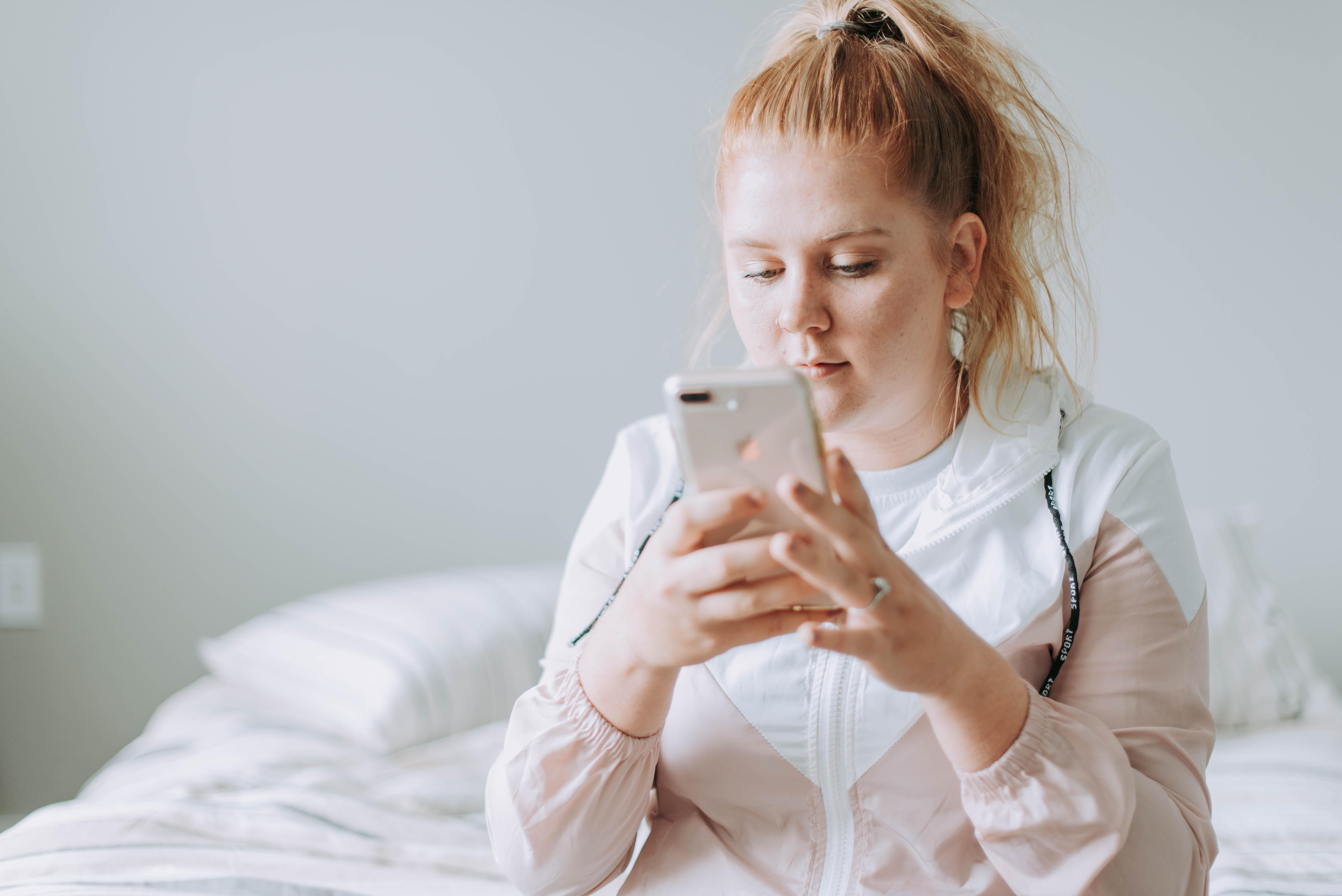 menina utilizando o celular para aprender espanhol