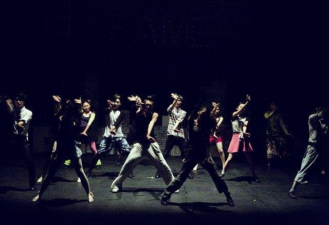 Danca em grupo pode ser melhor que individual.