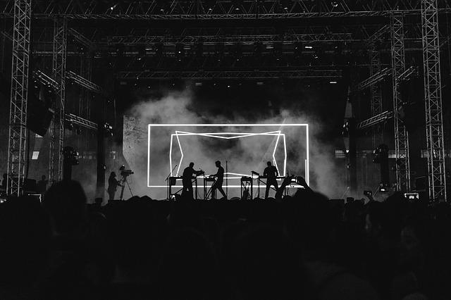 O bailão movimenta milhões com shows e produções musicais.