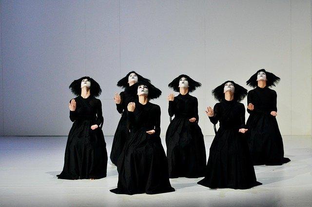Companhia de dança em coreografia.