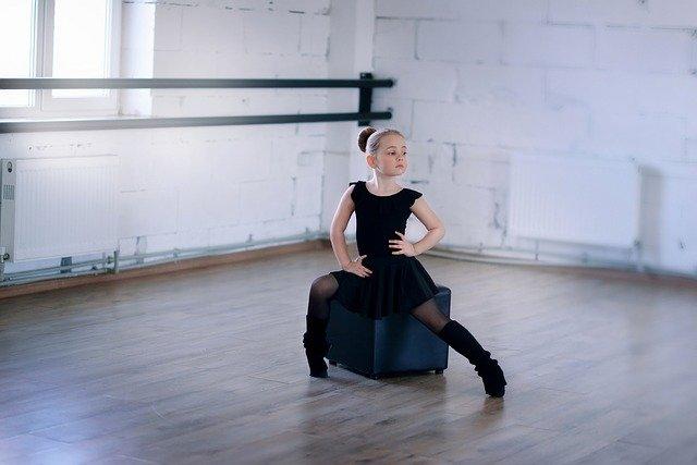 Criança fazendo aula de ballet.
