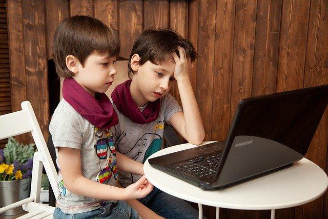 Crianças aprendendo informática