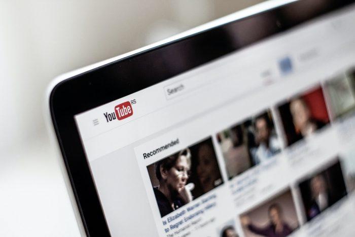 Um tablet com videos tutoriais para aulas online.