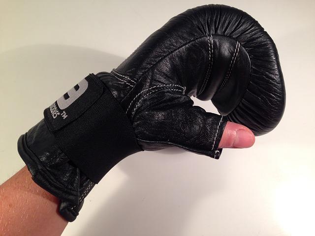 Luva de boxe preta.