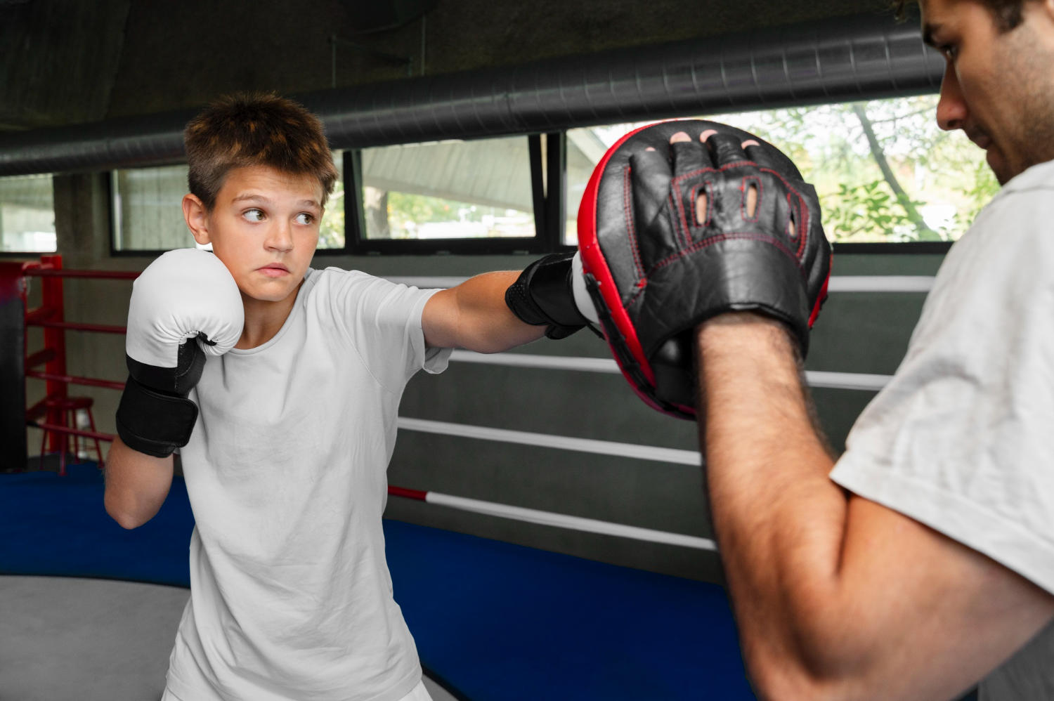 Criança fazendo boxe.