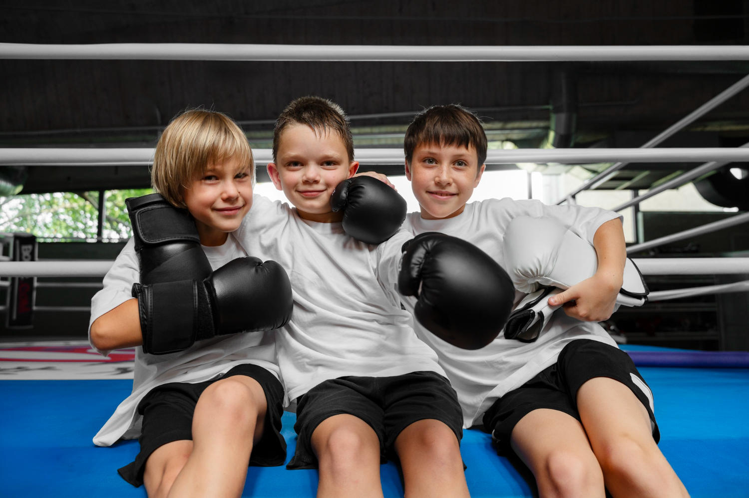Crianças com equipamentos de boxe. 