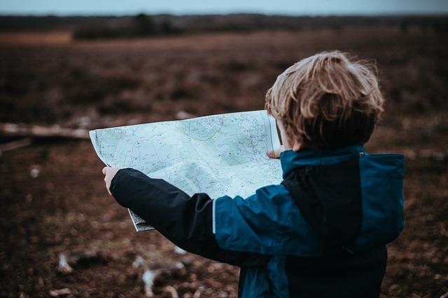Menino consultando mapa