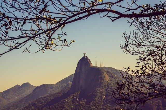 Rio de Janeiro e o relevo do Pão de Açúcar e o Cristo Redentor no Brasil.