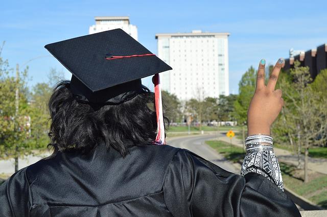 Estudante com roupa de formatura de universidade.