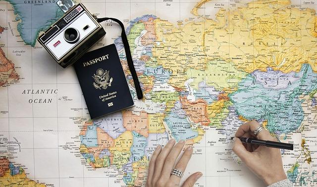 Mapa mundi com passaporte de viagens.