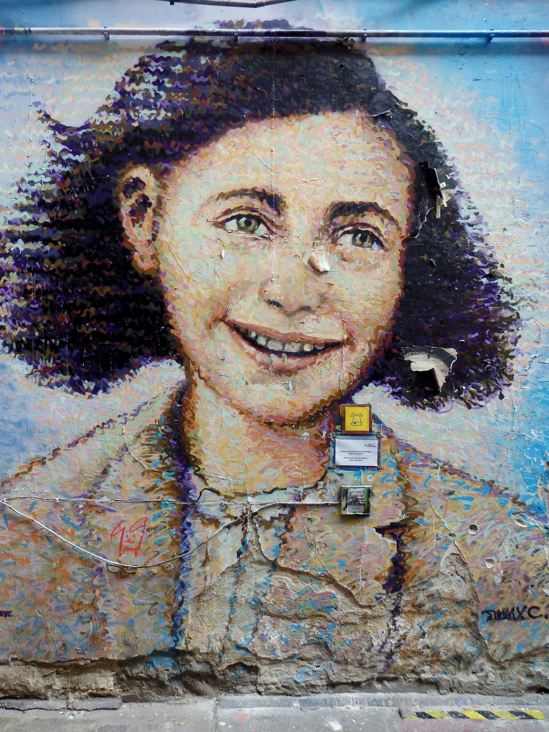 Mural de Anne Frank na Haus Schwarzenberg em Berlim.