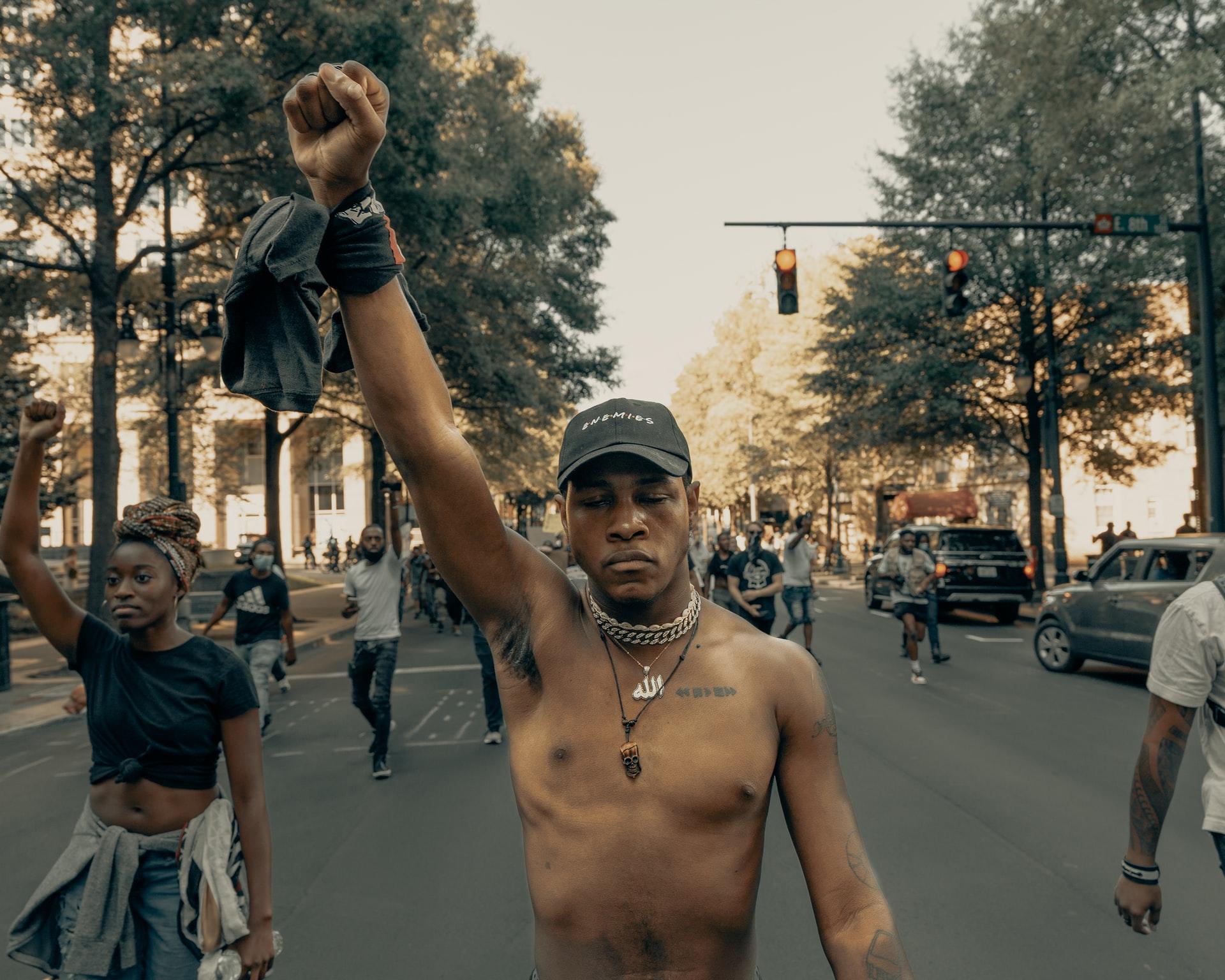 Um grupo de negros e negras protestam contra o assassinato de George Floyd nos Estados Unidos.