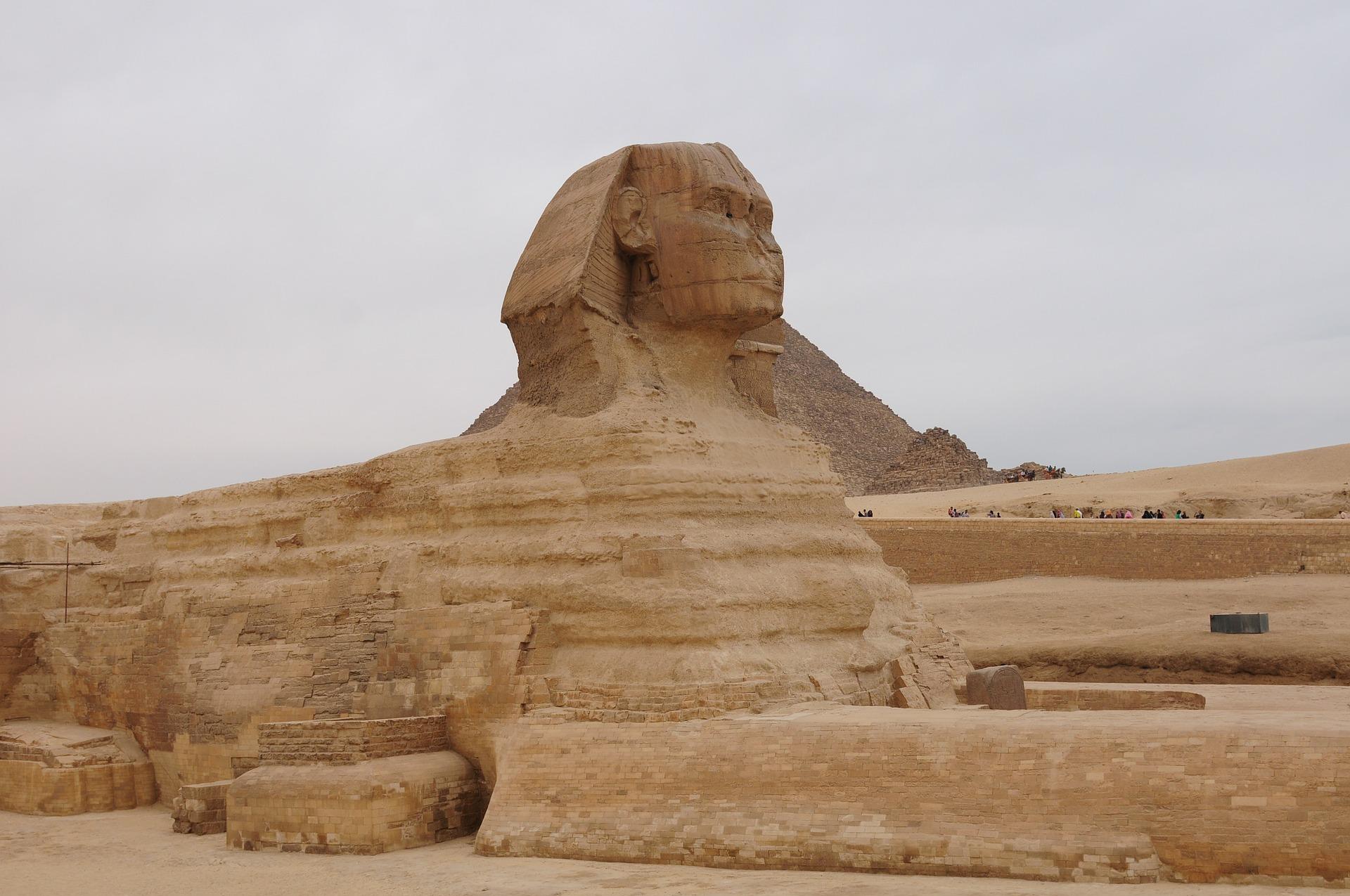 Imagem da esfinge com enquadramento amplo mostrando todo o deserto ao redor.