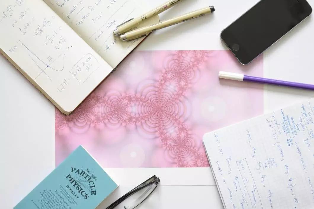 Estudando física com foto psicodélica em rosa.