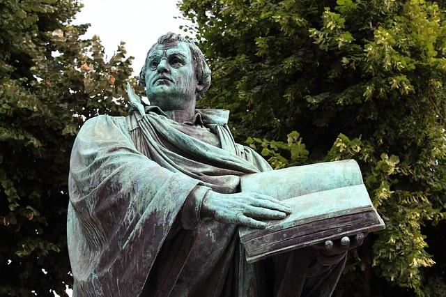 Estátua de Lutero segurando livro aberto.