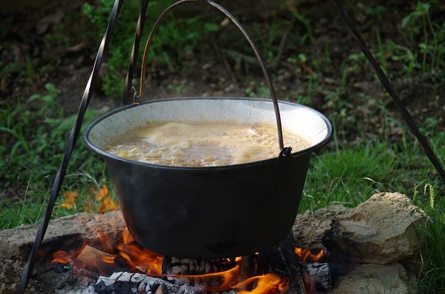 Comida no calderão no fogo.