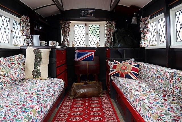 Interior de uma carruagem inglesa chique.