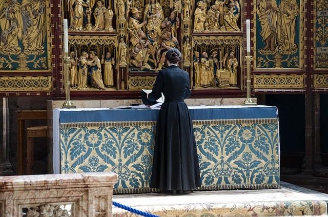 Mulher rezando no altar.