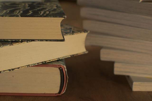 Livros antigos empilhados.