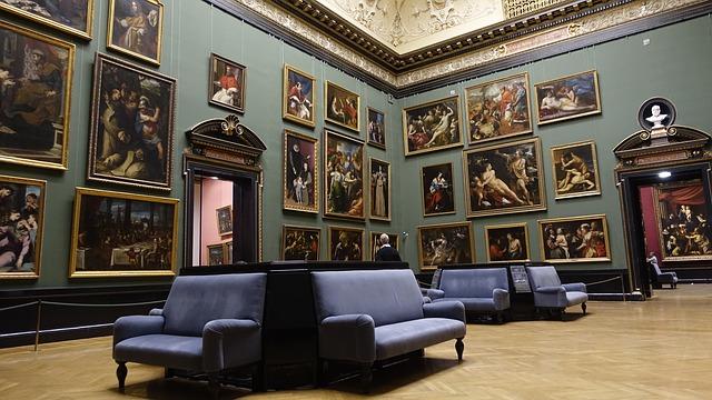 Vários quadros na parede de um museu.