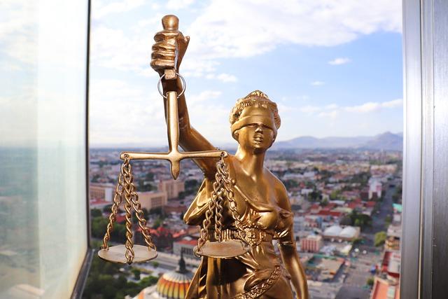 Estátua dourada que representa Justiça.