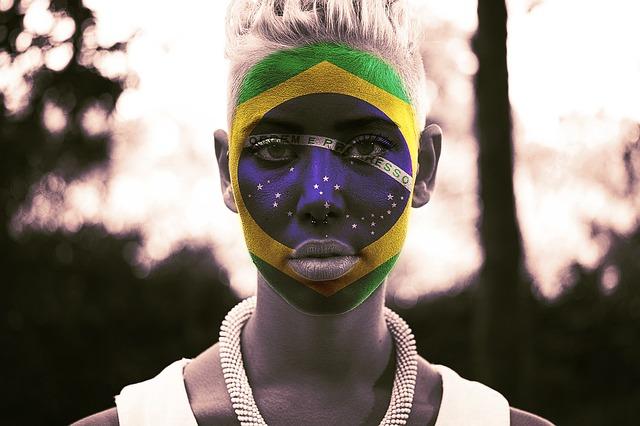 Pessoa com a bandeira do Brasil no rosto.