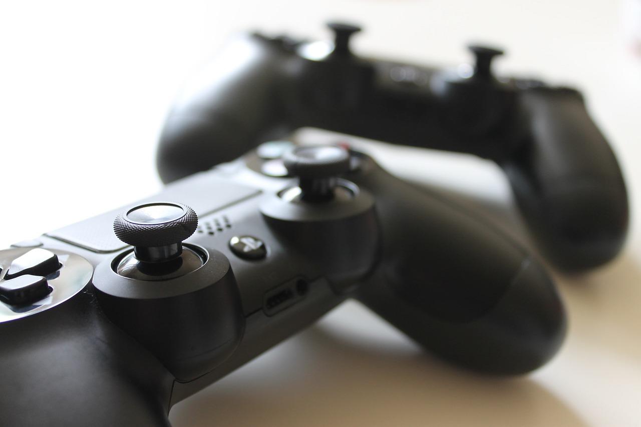 Dois consoles de videogame.