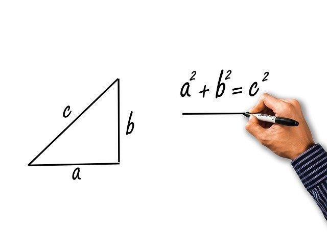 Mão escrevendo geometria matemática