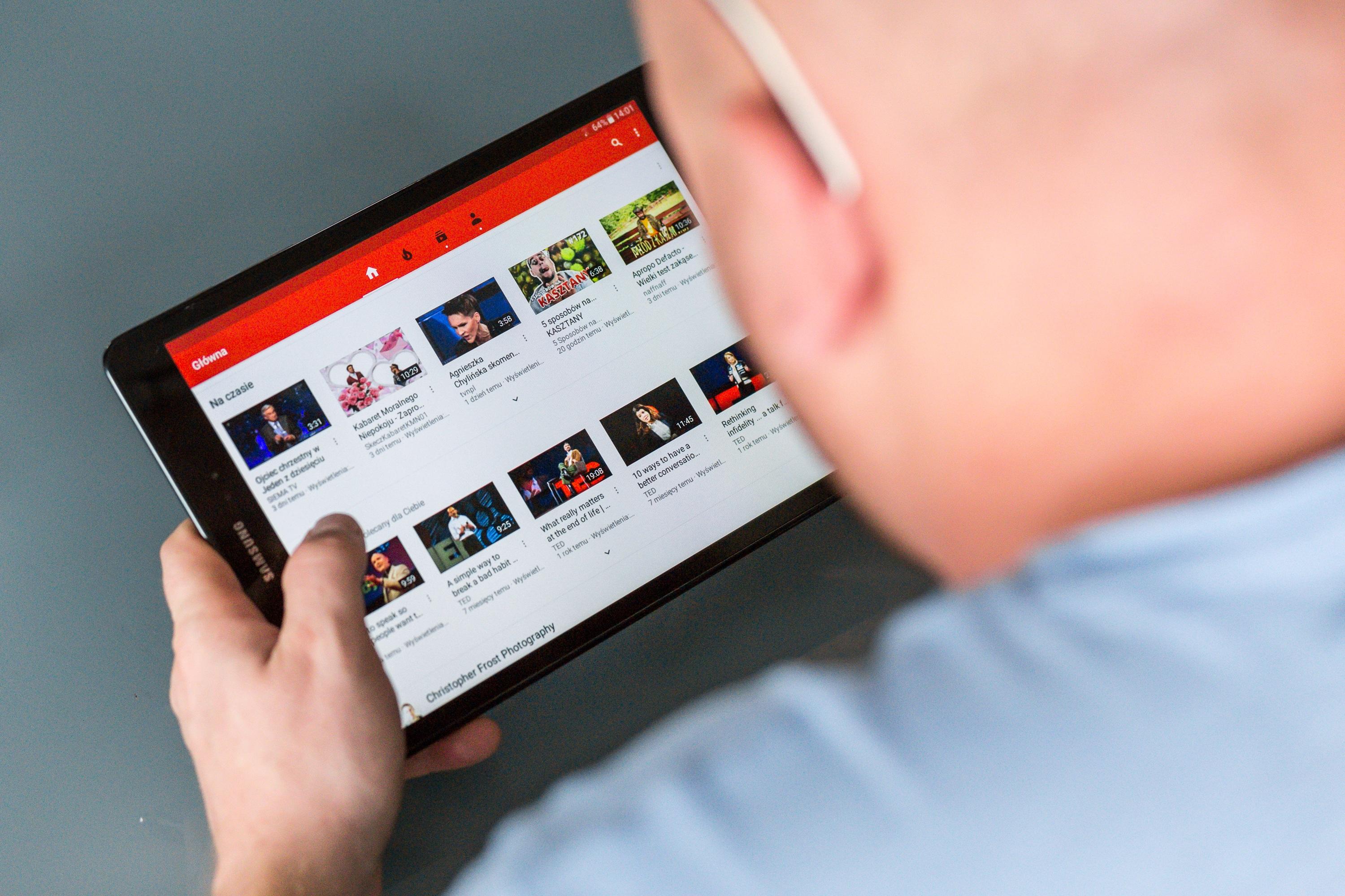 assistindo videoaula de programação pelo Youtube