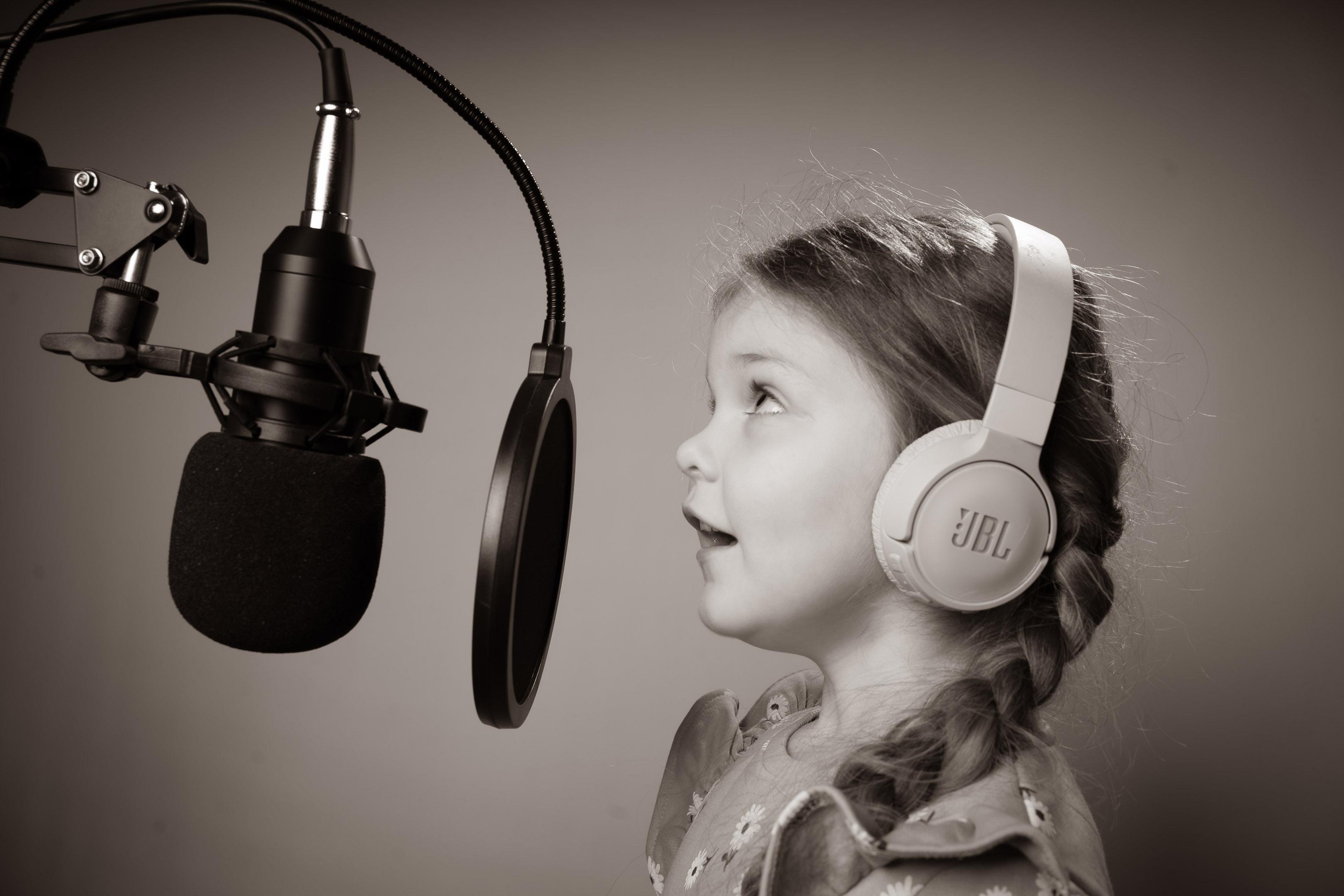 criança cantando
