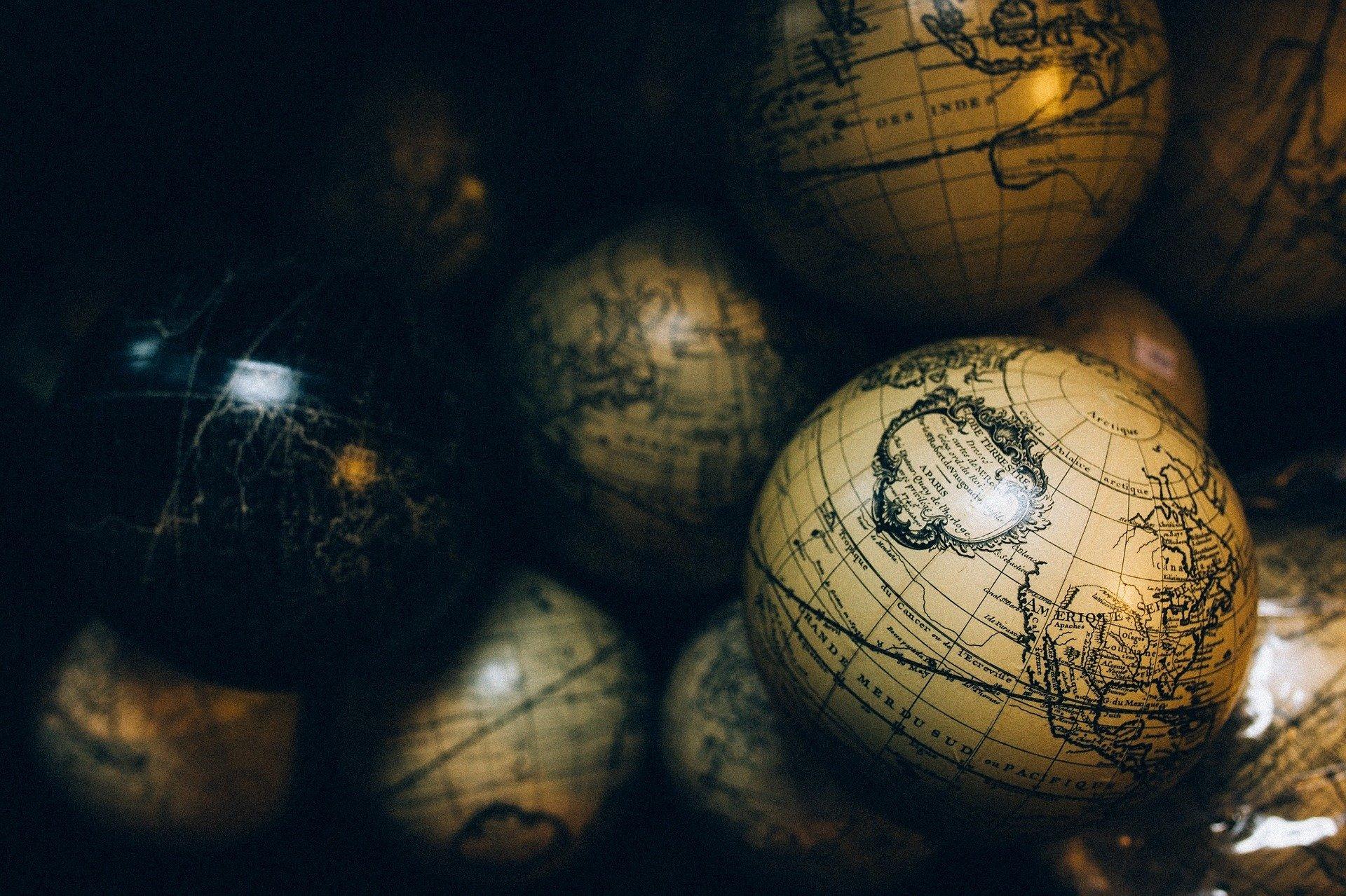 Vários globos do mundo mostrando países