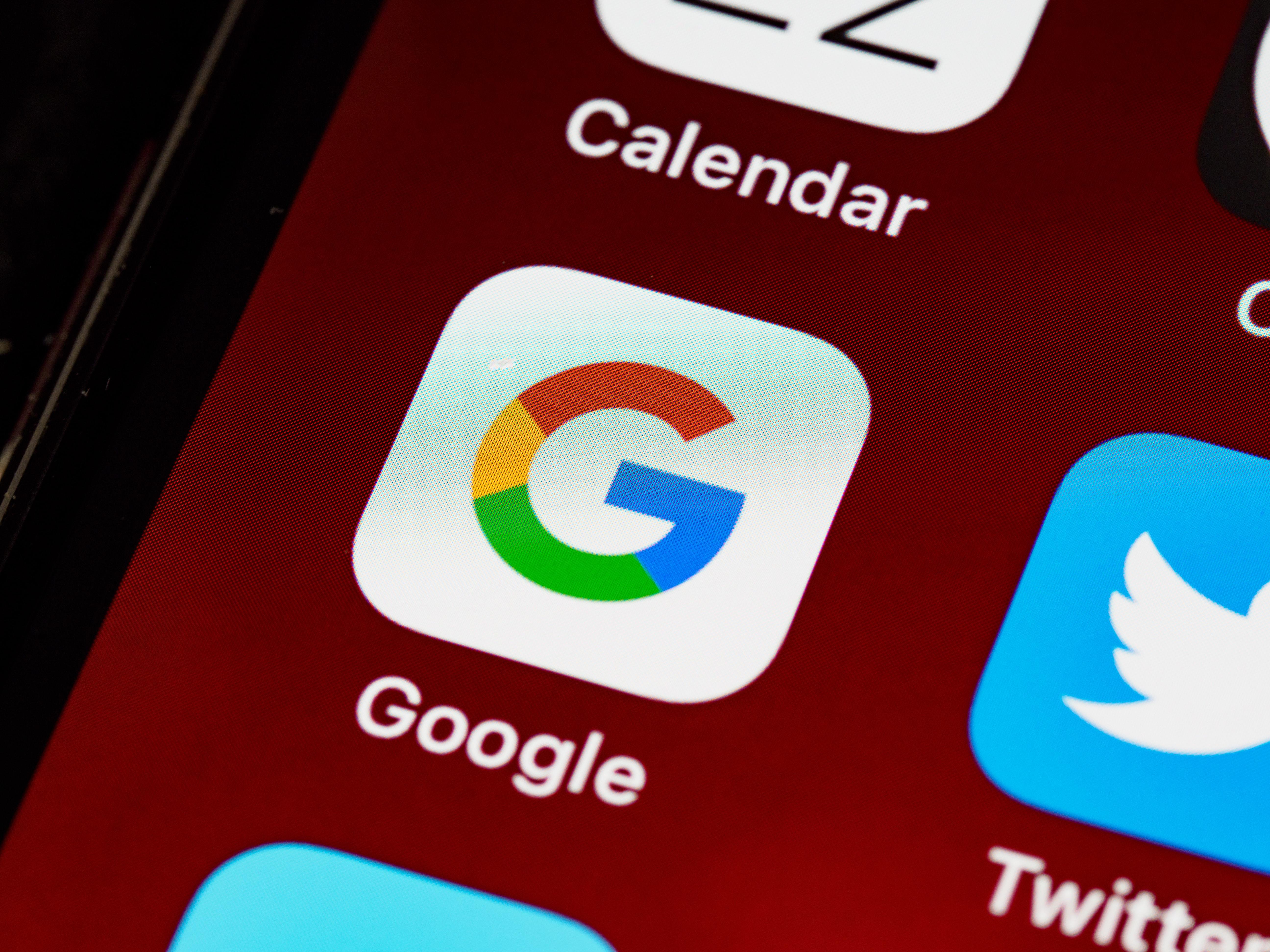 Tela de um celular tendo como destaque o ícone do Google em um aplicativos instalado no dispositivo.
