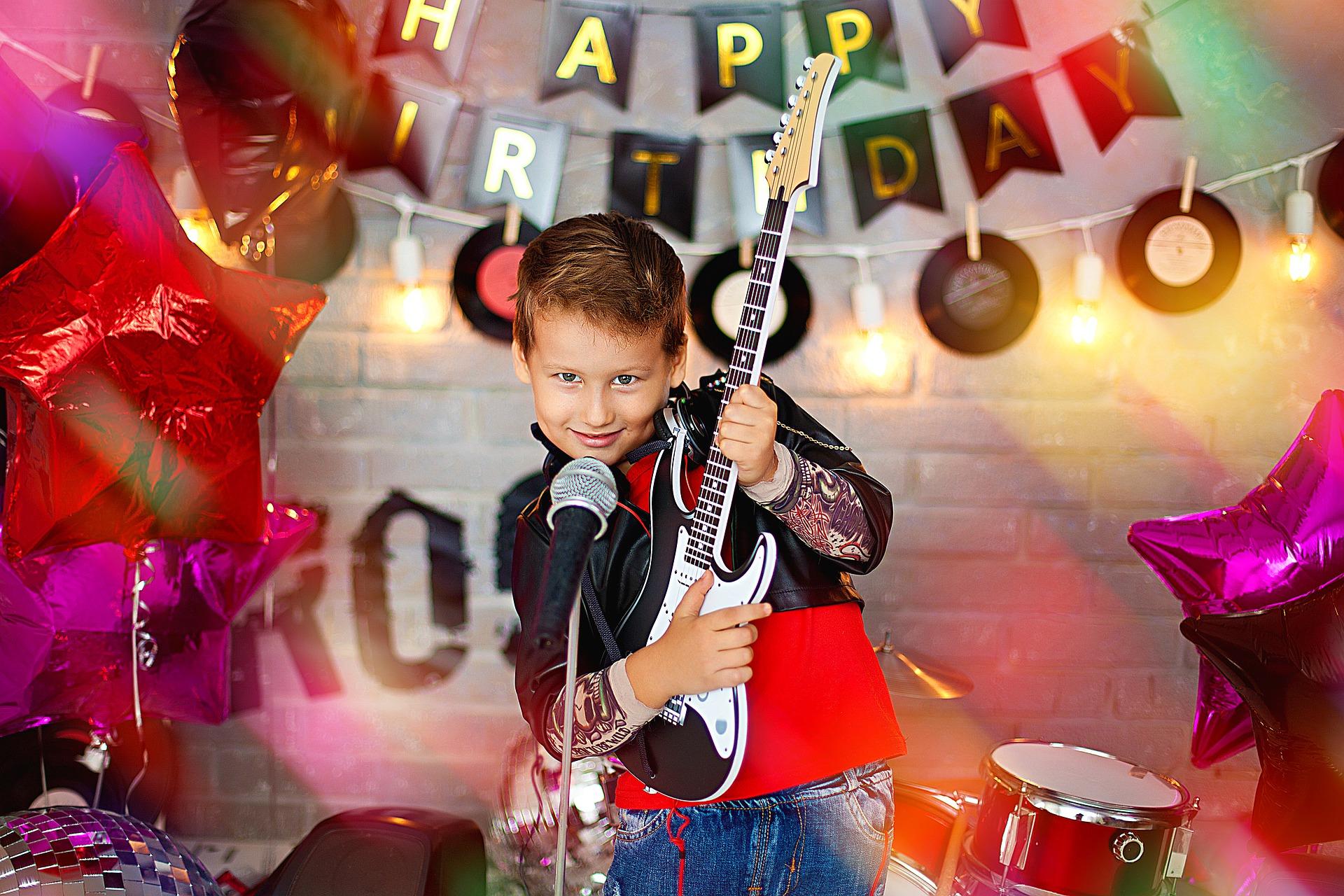 menino cantando e tocando guitarra