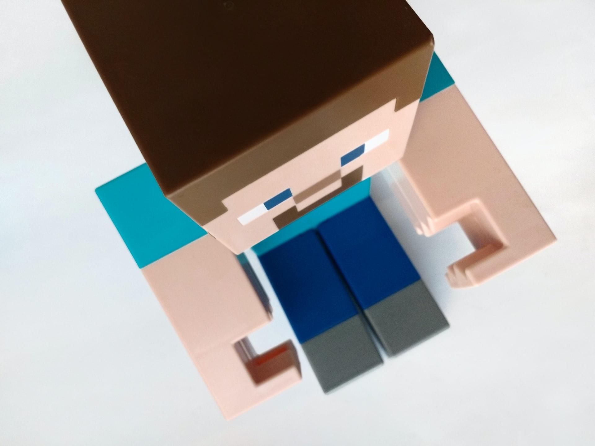 Câmera de cima focando em um personagem do jogo Minecraft.