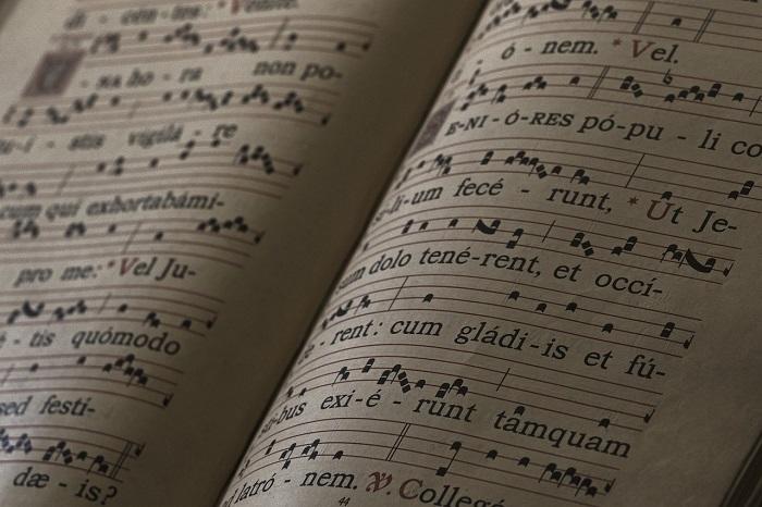 Um livro de tablatura com letras em francês