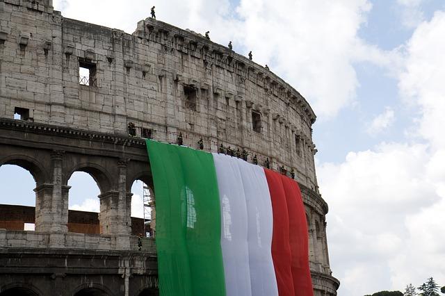 Coliseu, Roma, Itália com bandeira pendurada.