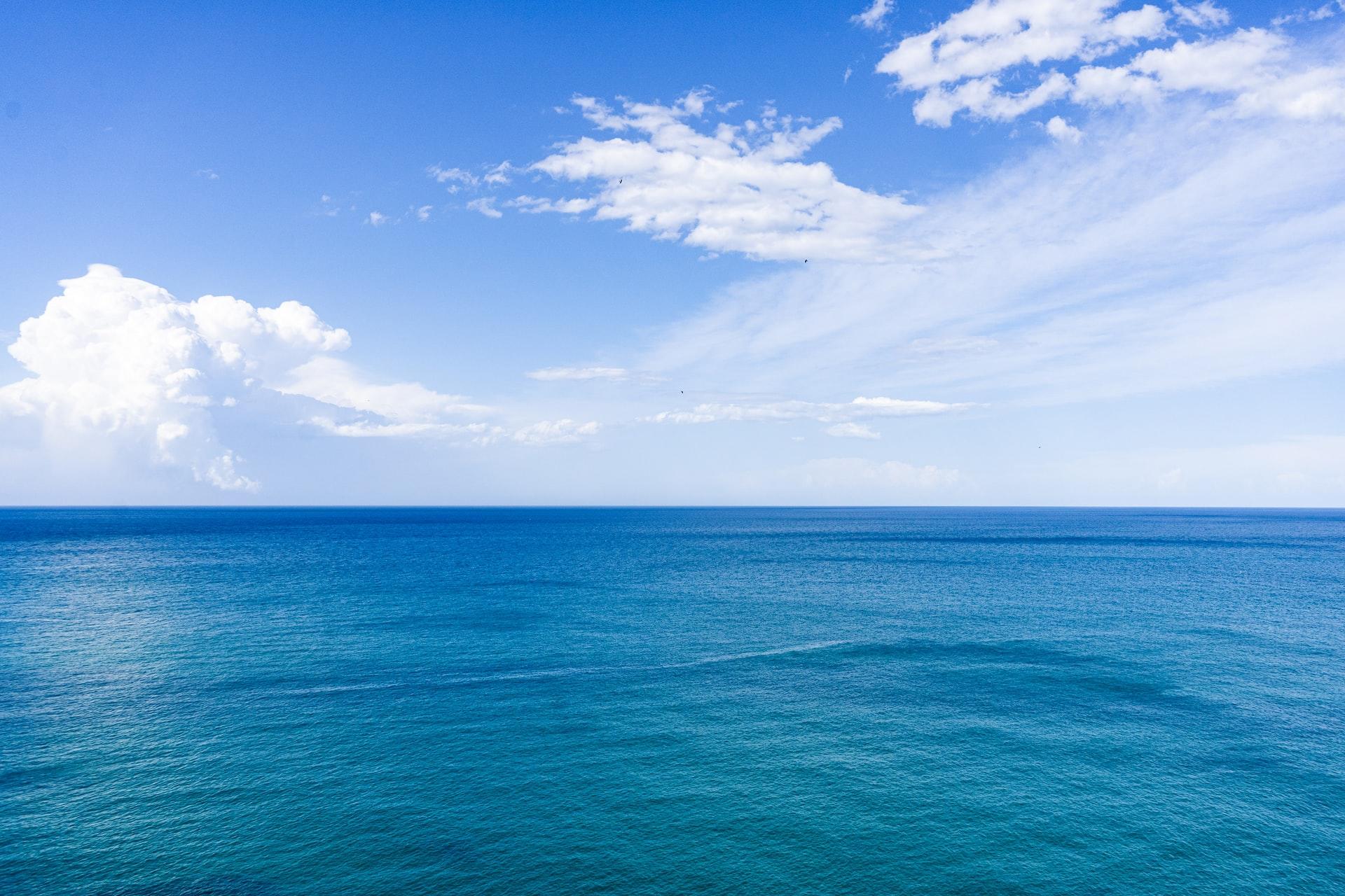Imagem de um oceano sob um céu límpido.